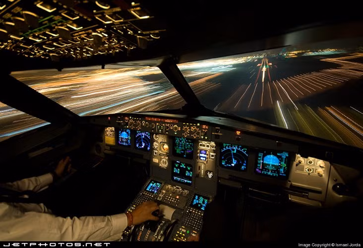 Đây là dòng máy bay đầu tiên áp dụng các hệ thống điều khiển máy bay bằng các giao diện kỹ thuật số kết hợp với hệ thống máy tính (fly-by-wire) thay cho hệ thống điều khiển máy bay bằng tay trước đây.