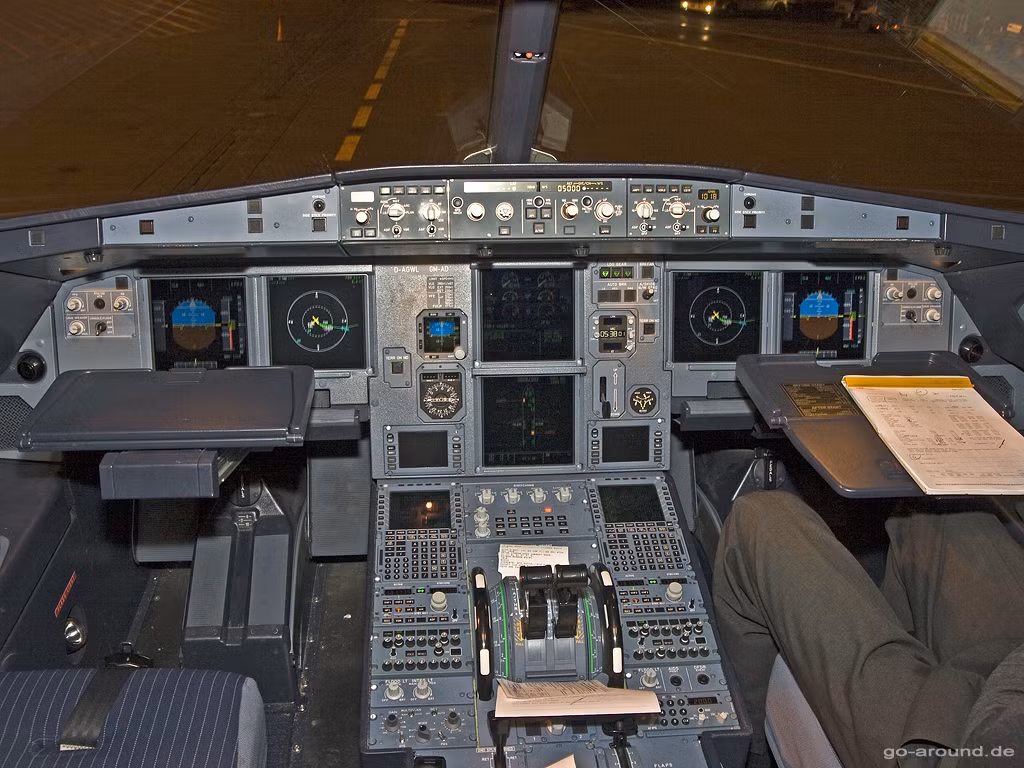 Khoang lái của chiếc A319.