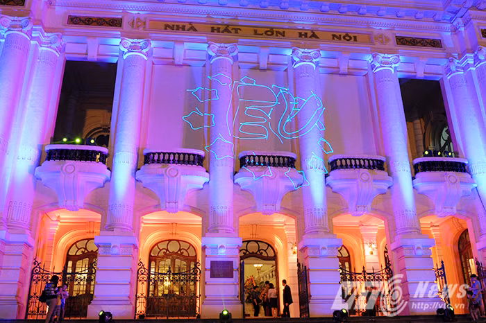  "Đại tiệc" ánh sáng bắt đầu từ 19h30, thu hút khá nhiều người dân Thủ đô đến chiêm ngưỡng.