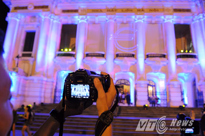 Bất cứ ai đi qua khu vực này đều không khỏi trầm trồ bởi chưa bao giờ thấy Nhà hát lớn Hà Nội lại đẹp khác lạ đến vậy.