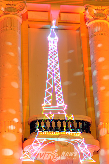 Mặt tiền Nhà hát Lớn xuất hiện nhiều biểu tượng của các nước trong khối Liên minh Châu Âu như cờ các nước hay các biểu tượng đặc trưng.