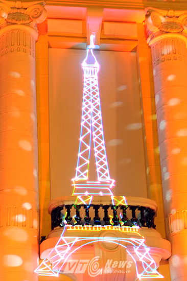 Mặt tiền Nhà hát Lớn xuất hiện nhiều biểu tượng của các nước trong khối Liên minh Châu Âu như cờ các nước hay các biểu tượng đặc trưng.