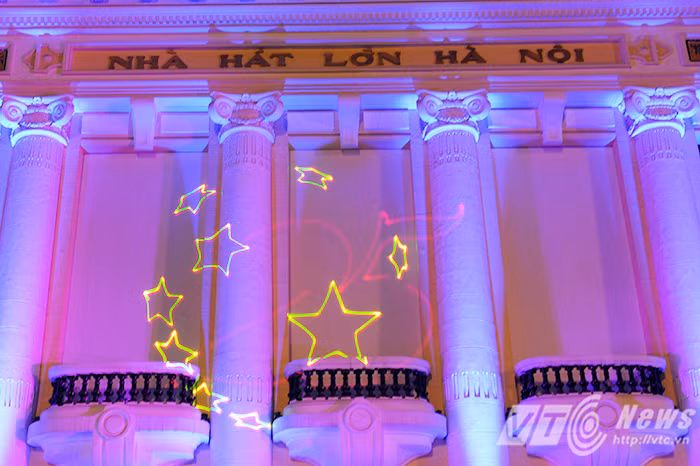 Buổi trình diễn ánh sáng laser sử dụng công nghệ chiếu sáng nghệ thuật hiện đại khiến Nhà hát lớn trở nên đẹp lung linh, huyền ảo.