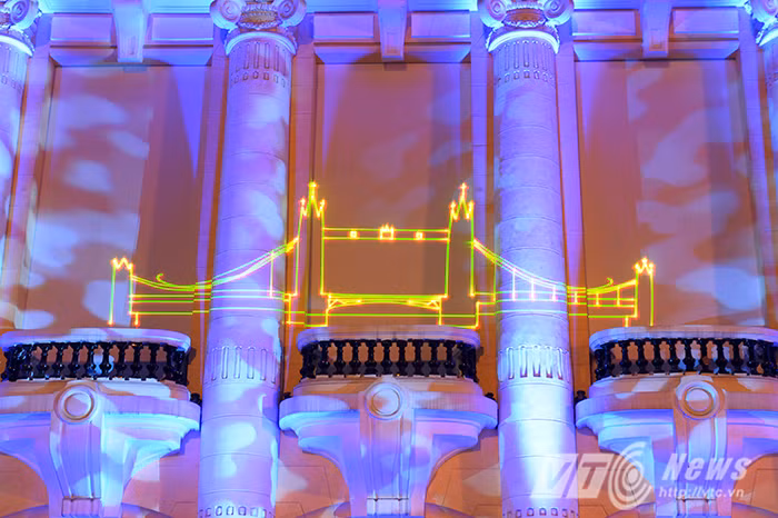 Buổi trình diễn đưa khán giả tới châu Âu qua hình ảnh của những công trình kiến trúc và biểu tượng quan hệ tốt đẹp giữa Liên minh châu Âu và Việt Nam.