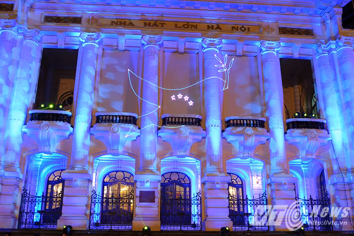 Long lay dai tiec anh sang o Nha hat lon Ha Noi