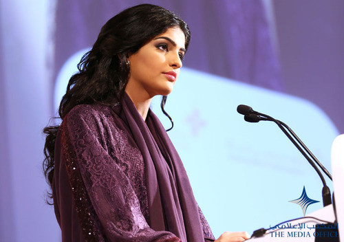 Tuy nhiên, cô vẫn hoàn thành tốt vai trò của mình và cùng chồng tham gia các sự kiện từ thiện.