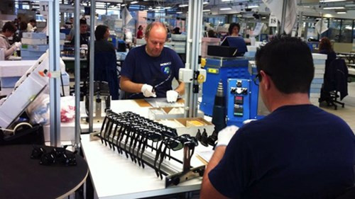 Tại đại bản doanh của Luxottica ở Ý, các công nhân thiết kế, sản xuất đủ loại kính cho các hãng Prada, Chanel, Dolce Gabbana, Versace, Burberry, Ralph Lauren, Tiffany… Ảnh: Một góc nhà máy sản xuất kính của Luxottica.