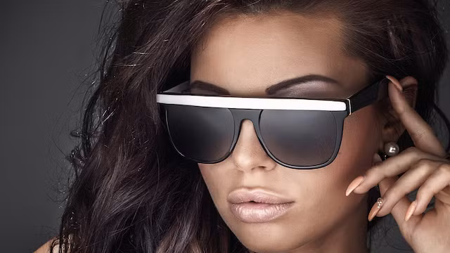 Năm 2008, Luxottica mua lại hãng Oakley tại Mỹ để đầu tư công nghệ cao của hãng này vào sản xuất kính. Đế chế kính mắt của tỷ phú Leonardo đã bành trướng tại 130 quốc gia.