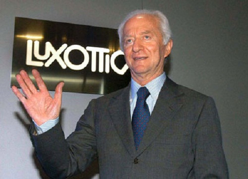 Nhân dịp sinh nhật lần thứ 80 của mình vừa qua, tỷ phú Leonardo Del Vecchio, nhà sáng lập hãng mắt kính Luxottica, đã tặng toàn thể 8.000 nhân viên một số cổ phiếu trị giá khoảng 1.200 USD. Công ty Luxottica có hơn 77.000 nhân viên trên toàn thế giới, nhưng chỉ có khoảng 8.000 công nhân là người Ý đang làm việc tại Luxottica.