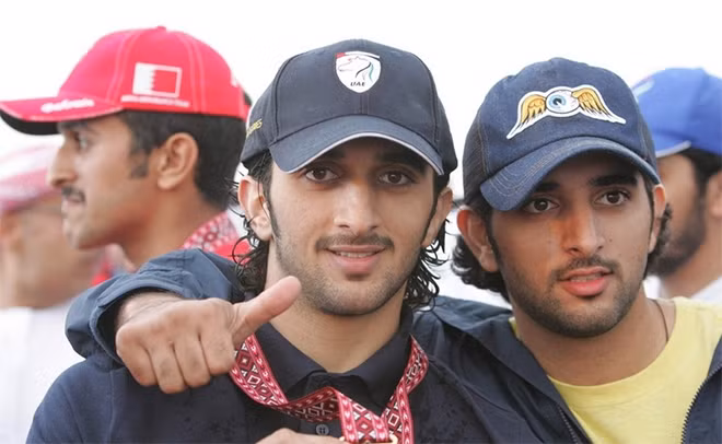 Anh cũng mở một số công ty của riêng mình, trong đó United Group Holdings Dubai, một tập đoàn đầu tư đa ngành. Tạp chí Forbes ước tính tài sản của Hoàng tử Rashid (trái) lên tới 1,9 tỷ USD hồi năm 2010.