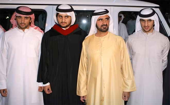 Hoàng tử Rashid (bên phải ngoài cùng), từng là một người khá nổi tiếng vì sự đẹp trai và những thành tích thể thao đáng ngưỡng mộ. Thế nhưng những năm gần đây, anh đã lặng lẽ rút lui khỏi đời sống công cộng và trở thành một nhân vật bí ẩn trong vương quốc giàu có Dubai.