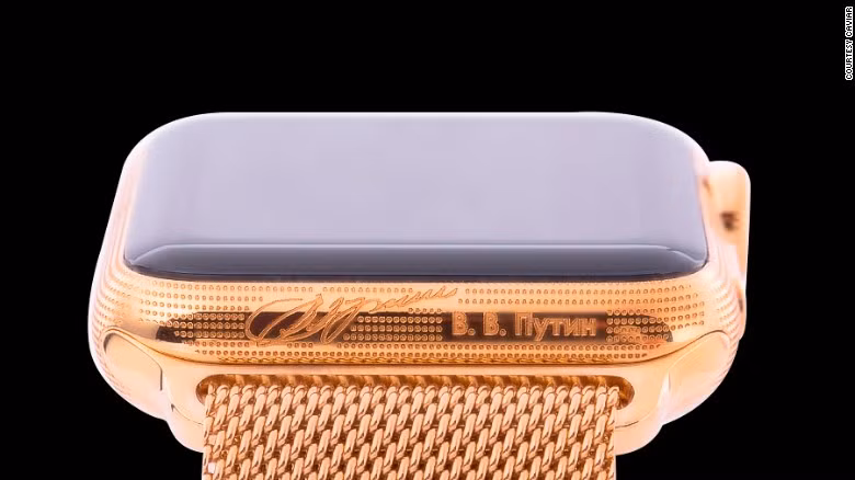 Chiếc đồng hồ thông minh mạ vàng có tên và chữ ký của Tổng thống Nga Vladimir Putin được tung ra thị trường với giá 3.000 USD.