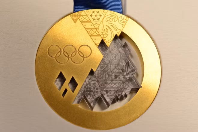 Trong quá khứ, người ta sử dụng vàng thật để chế tác huy chương vàng tặng cho các vận động viên vô địch. Tuy nhiên từ năm 1912, Ủy ban Olympic đã ngừng sử dụng vàng 24K để làm huy chương. Huy chương vàng ngày nay chỉ có khoảng 6 g vàng.