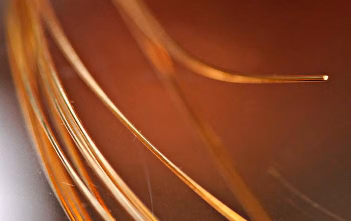 Nếu tất cả vàng hiện có trên thế giới được tán thành một sợi dây dày 5 micron, nó có thể quấn quanh thế giới 11,2 triệu lần.