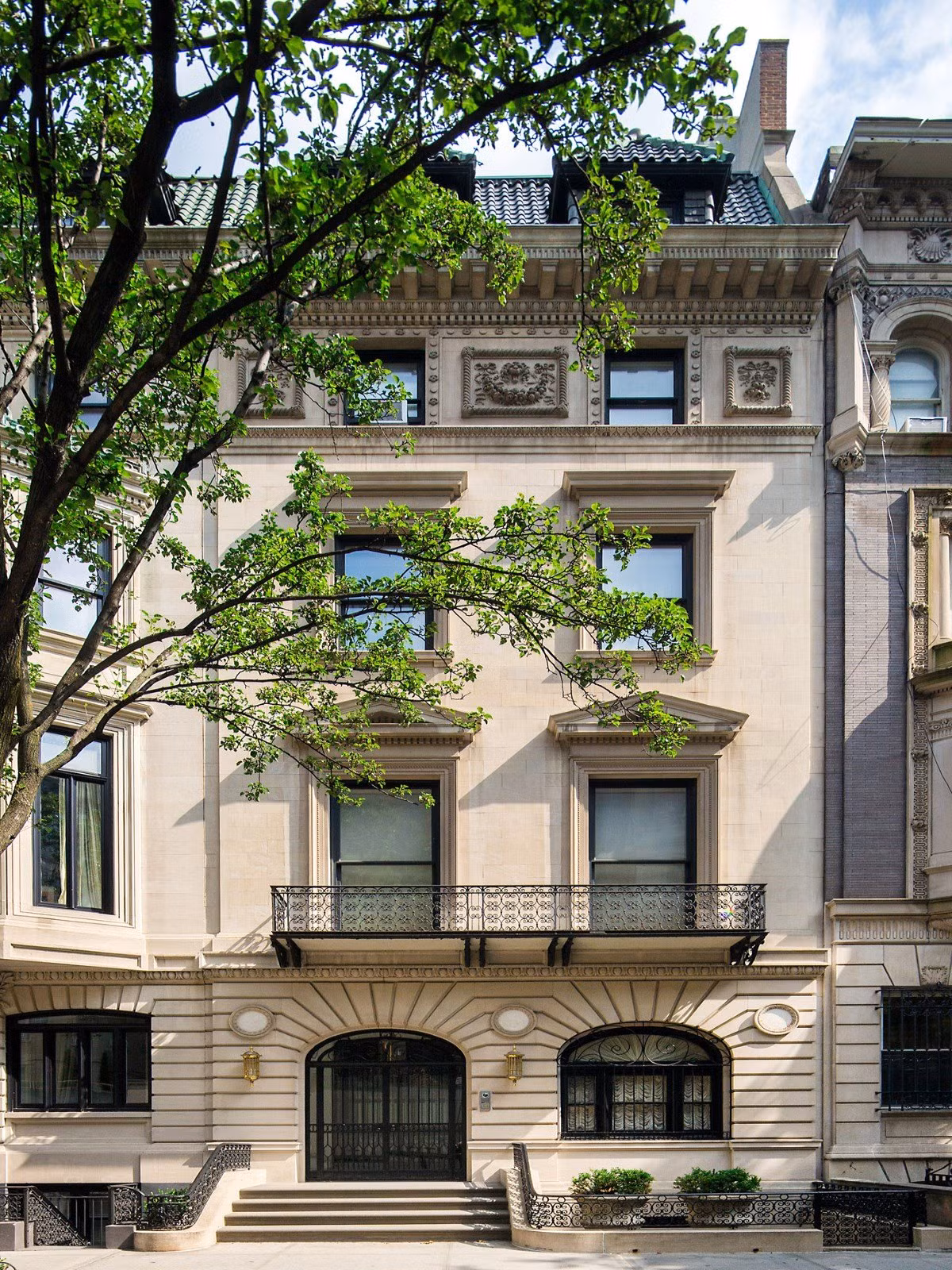 Dinh thự xa hoa gồm 20 phòng, có hầm rượu, khu nhà ở cho người giúp việc, hai phòng trưng bày nghệ thuật, một phòng giải trí và một phòng tắm nắng.