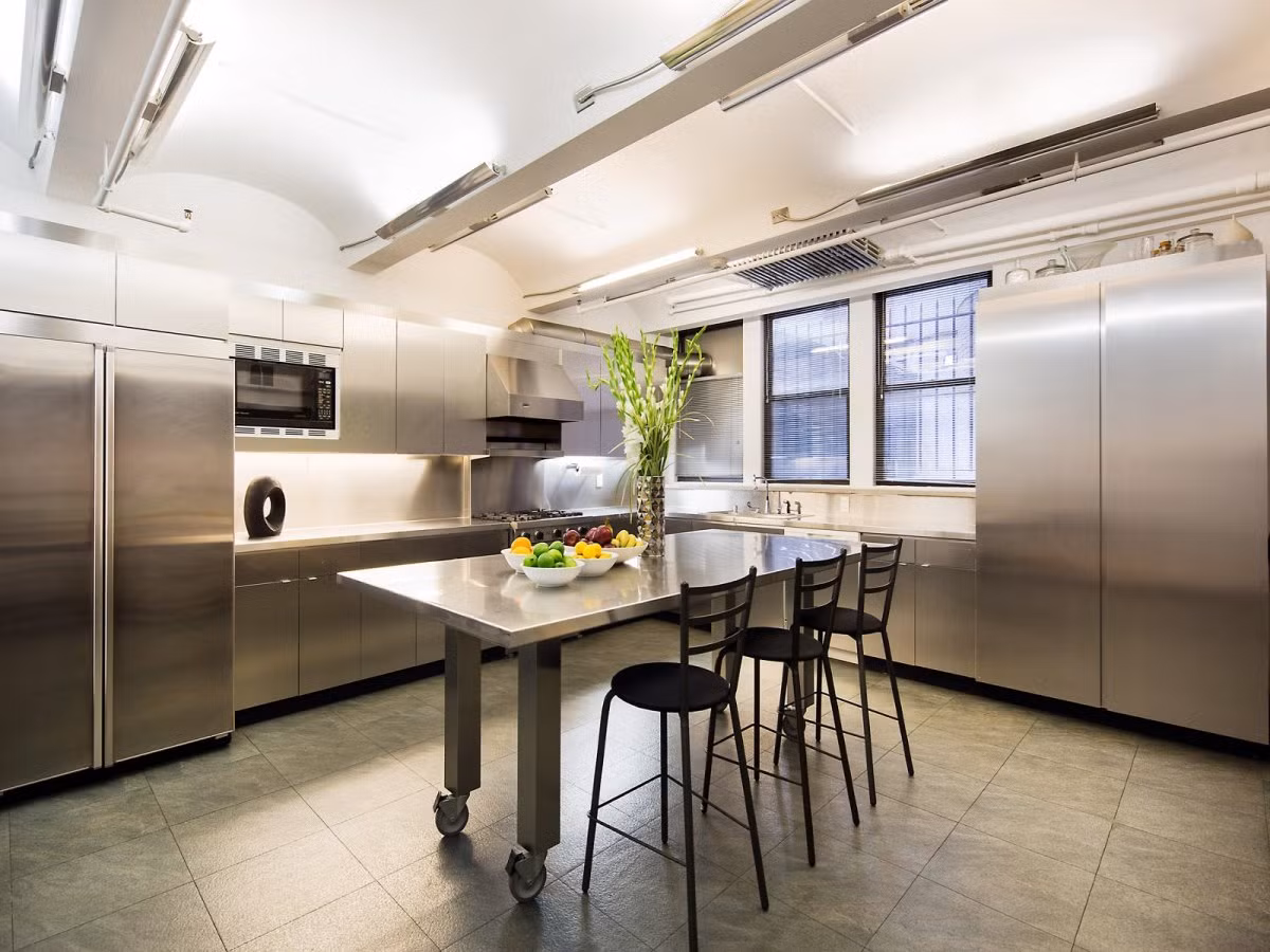 Nhà bếp với các tiện nghi hiện đại và sang trọng.