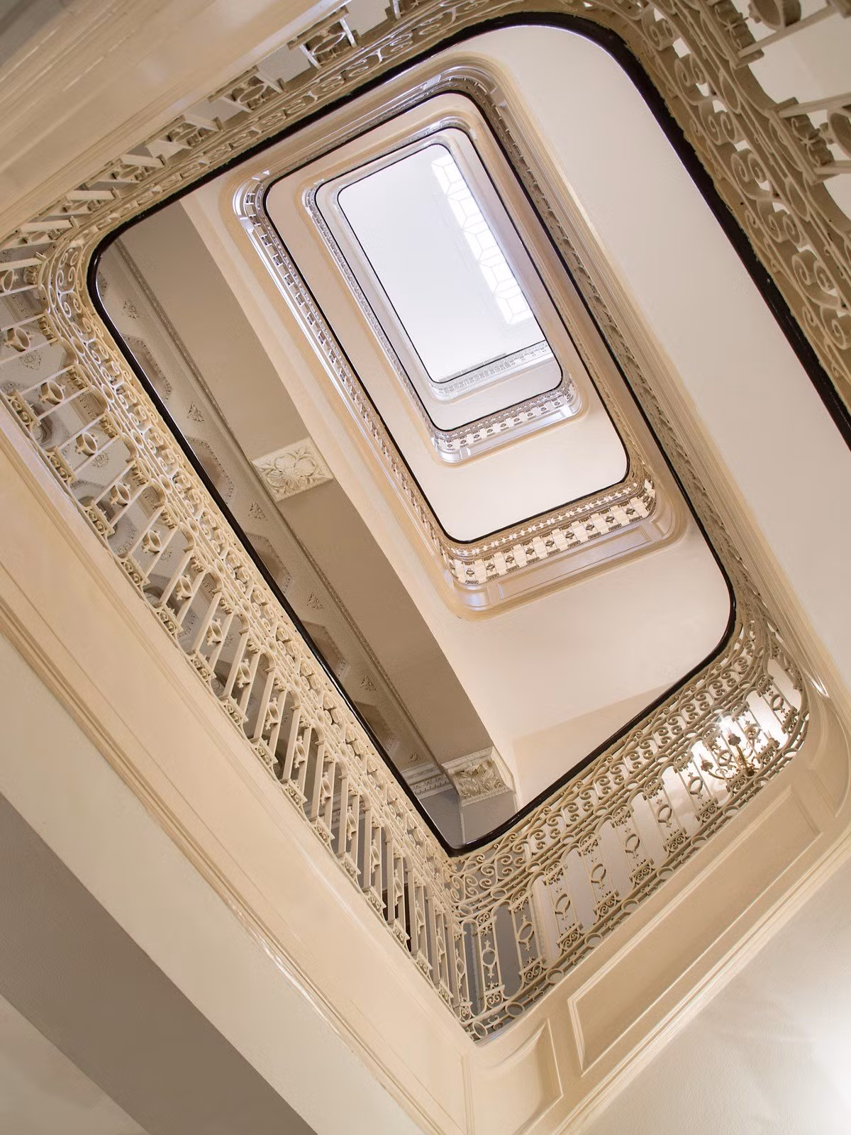 Các thiết kế nội thất của biệt thự toát lên vẻ sang trọng, quý phái.