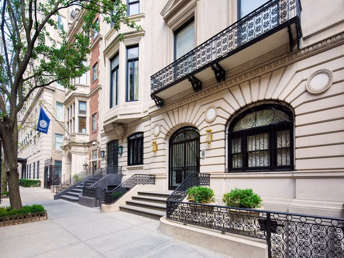 Theo tin tức từ Wall Street Journal , biệt thự xa hoa 6 tầng này vừa được bán cho tỷ phú người Nhật Bản Bungo Shimada với giá 50 triệu USD (hơn 100 tỷ đồng).