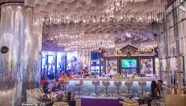 Xa hoa và hào nhoáng là từ ngữ người ta dùng để miêu tả khi đến với quán bar Chandelier ở khách sạn Cosmopolitan Las Vegas, Mỹ.