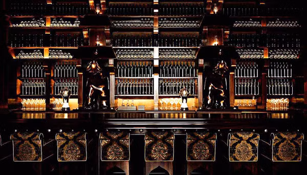 Elephant Bar thuộc khách sạn NoMad với tông đen chủ đạo là một trong những quán bar đẹp nhất ở New York (Mỹ).