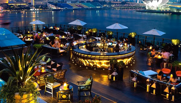 Quán bar Lantern nằm ngay tầng trệt của khách sạn Fullerton Bay có view nhìn ra Marina Bay và đường chân trời của Singapore tuyệt đẹp.