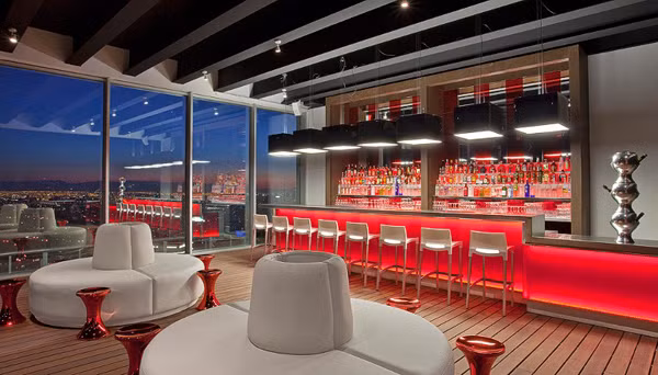 Được thiết kế bởi kiến trúc sư người New York Tony Chi, quán bar Red2One của W Santiago (Chile) mang phong cách hiện đại và rất lộng lẫy. Từ đây, du khách có thể ngắm toàn cảnh thành phố Santiago đẹp long lanh về đêm.