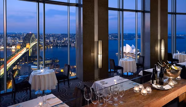 Blu Bar trên tầng 36 của khách sạn Shangri-La (Sydney, Australia) là địa điểm tuyệt vời để ngắm cầu cảng và nhà hát con sò.