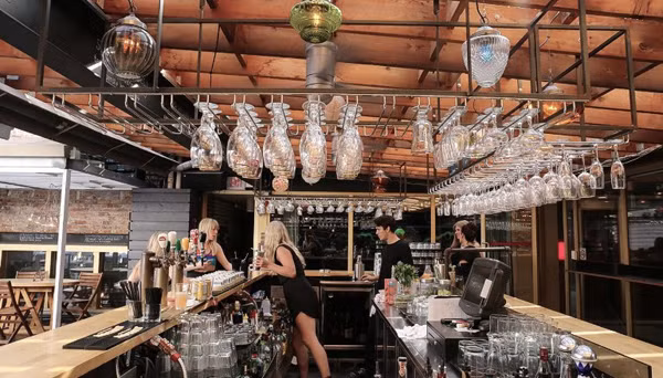 Mỗi tháng, quán bar Sky Yard thuộc khách sạn Drake, Toronto, Canada đều thay đổi cách bài trí, âm nhạc và thực đơn đồ uống.