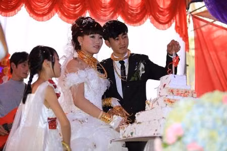 Theo một khách quen của gia đình chú rể, tiệc cưới có trên 300 mâm, bình quân mỗi mâm 6 triệu đồng, chủ yếu là hải sản. Toàn bộ hệ thống âm thanh, hoa tươi, đồ trang trí, thức ăn... được đặt ở Hà Nội mang vào. Đám cưới có 100 ô tô rồng rắn trong đó có hàng chục siêu xe rước dâu, cùng nhiều ca sỹ, MC tên tuổi ở Việt Nam như Đàm Vĩnh Hưng, Phi Nhung, Mạnh Quỳnh, Quang Lê…