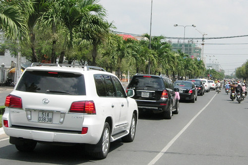 Sau khi cử hành hôn lễ tại tư gia, đôi uyên ương cùng cha mẹ hai bên đã lên dàn siêu xe diễu hành trên đường phố Cần Thơ. Sau đó, họ cùng trở về tổ chức tiệc cưới tại một trung tâm tiệc cưới lớn nhất Cần Thơ.