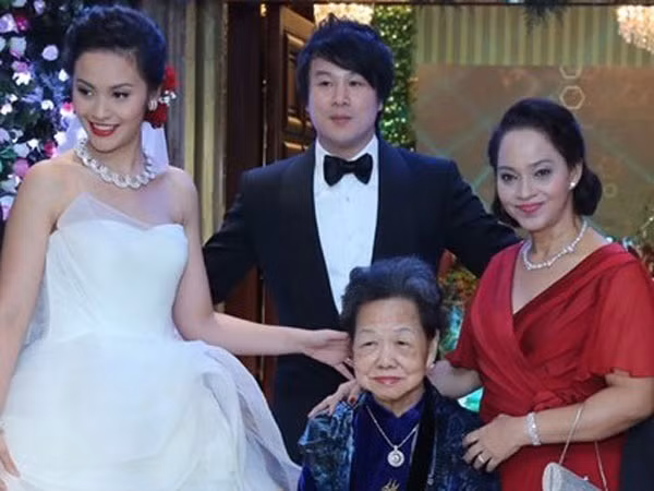 Đám cưới Huệ Vân - ái nữ của gia tộc họ Trương, sở hữu một tập đoàn bất động sản lớn - cũng đã làm xôn xao dư luận. Đám cưới hoành tráng của cô con gái đại gia này với nhạc sĩ tài hoa Thanh Bùi, diễn ra kín đáo tại tòa nhà Times Square xa hoa bậc nhất Sài Gòn vào ngày 28/12/2013. Tòa nhà Times Square ở Quận 1, TP HCM, thuộc quyền sở hữu của gia đình cô dâu, gồm có một khách sạn 6 sao chuẩn bị khai trương vào tháng 6 tới.