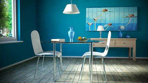 Bàn ăn đôi trên nền tường xanh da trời.