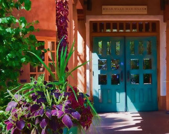 Cánh cửa màu xanh tạo ấn tượng với khách ngay khi đứng bên ngoài.