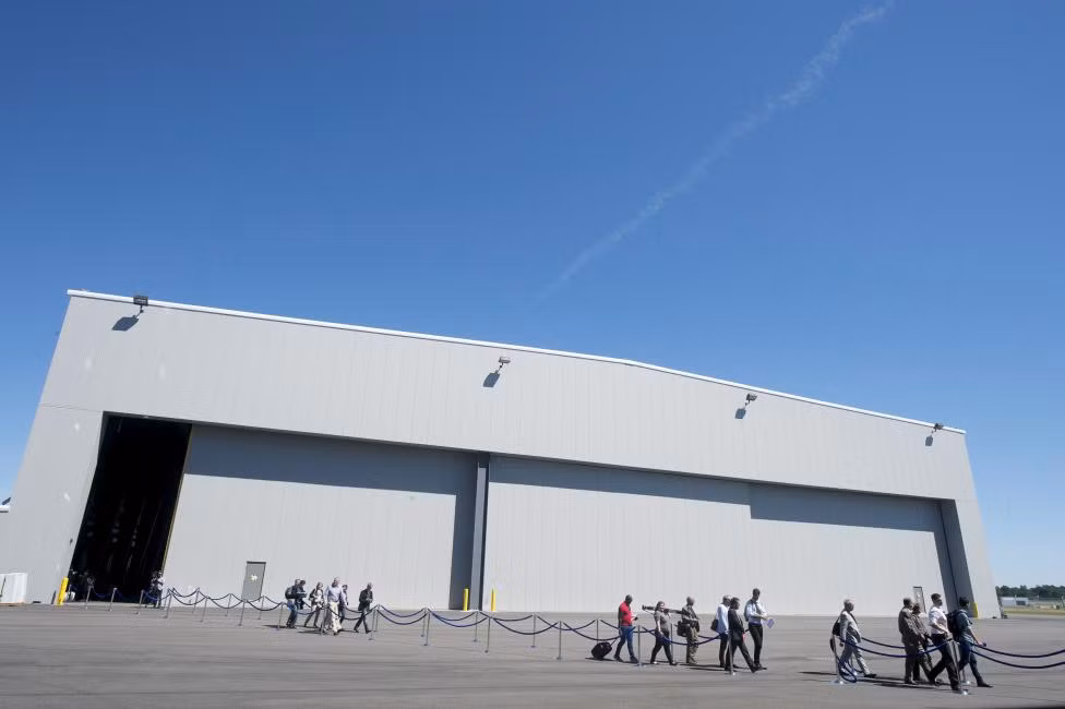 Các du khách được đưa ra khỏi nhà máy theo một lối đi riêng.