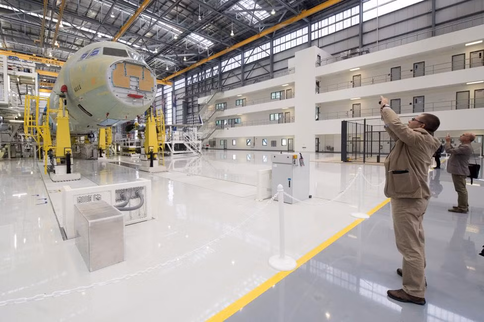 Các du khách đều tranh thủ chụp lại những hình ảnh ấn tượng trong nhà máy.