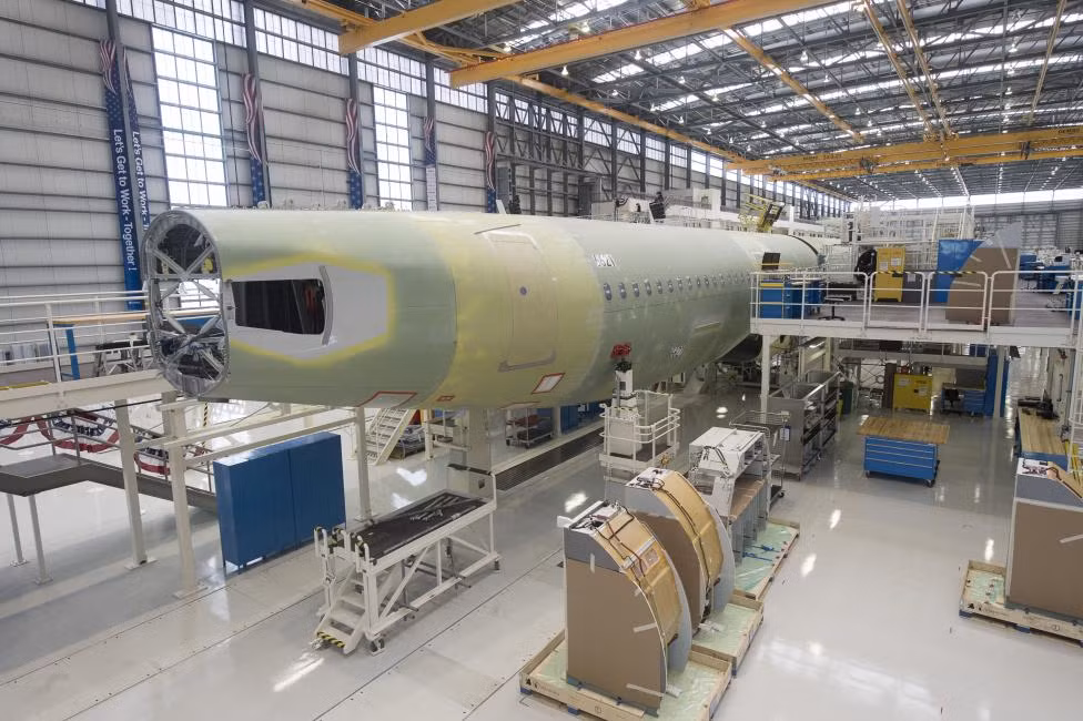 Một chiếc A321 đang được hoàn thiện tại dây chuyền lắp ráp cuối cùng ở nhà xưởng.