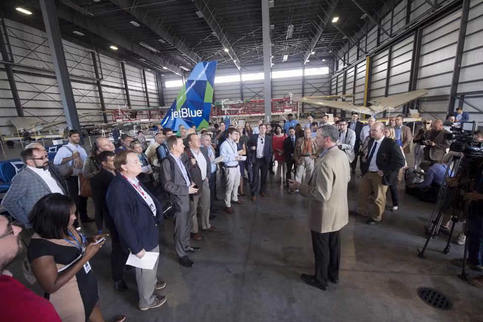 Có cả hướng dẫn viên giới thiệu cho khách tham quan.