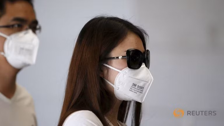 Tại Singapore, hãng hàng không Singapore Airlines cho biết họ đã có các biện pháp tại chỗ để sàng lọc và ngăn chặn dịch MERS. Phát ngôn viên của hãng đảm bảo rằng các sân bay quốc gia đều đang thực hiện các biện pháp - "cả trên mặt đất và trên máy bay" để "giảm thiểu sự lây lan của bệnh tật".