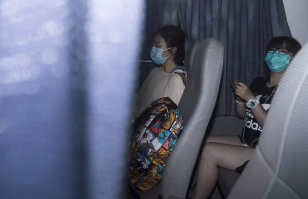 Theo đó, tại các quầy hướng dẫn thủ tục check-in cho các tuyến bay từ Hàn Quốc, hai hãng hàng không trên đã đưa ra một bảng thông tin về dịch MERS và phát sóng thông tin liên quan đến MERS bằng tiếng Hàn và tiếng Hoa để nhắc nhở hành khách rằng nếu họ có những triệu chứng sốt, ho, buồn nôn, họ phải báo cáo tình hình và được kiểm tra bởi bác sĩ tại sân bay. Ngoài ra, China Airlines và EVA Air cũng đảm bảo rằng hành khách bị sốt sẽ được xếp ngồi cách xa hành khách khác và họ phải đeo khẩu trang y tế.