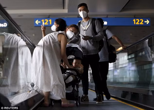 Tại Hàn Quốc, các hành khách được khuyến cáo đeo khẩu trang y tế để tránh lây nhiễm MERS.