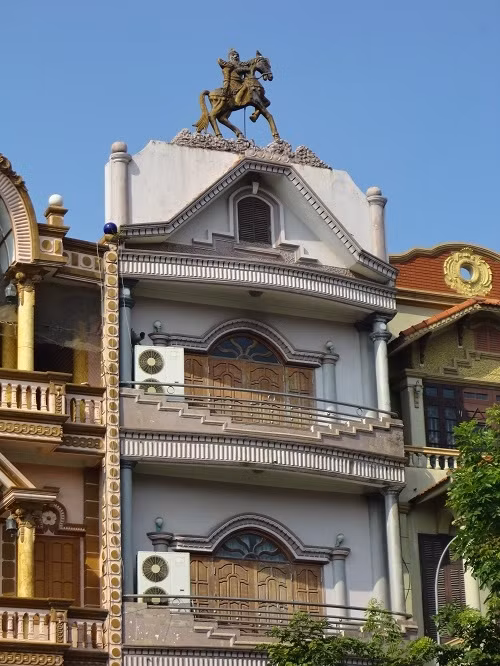 Một đại gia ở Đồng Kỵ (Bắc Ninh) còn trấn yểm bằng việc gắn trên đỉnh nóc nhà bức tượng Quan công cầm đao cưỡi ngựa để hóa giải hướng nhà xấu.