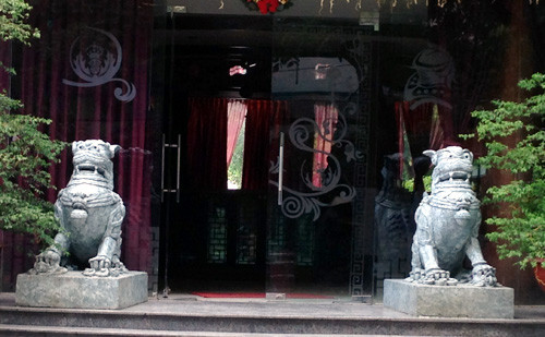 Tỳ hưu, một linh vật tưởng tượng của người Trung Quốc với ý nghĩa làm giàu cho gia chủ, cũng được dùng làm linh vật trấn yểm trong nhà đại gia.