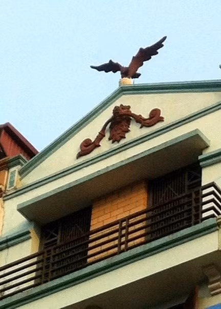 Đại bàng là động vật săn mồi, biểu tượng của sức mạnh, sự dẻo dai và tính quyết đoán. Nhiều đại gia sử dụng tượng đại bàng trang trí mái nhà với mong muốn luôn thuận lợi trong việc kinh doanh.