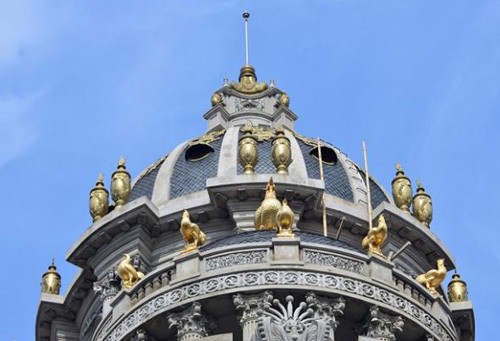 Người dân Hà Nội từng xôn xao trước sự xuất hiện của một tòa nhà được thiết kế như những lâu đài với 6 con gà vàng cỡ lớn đặt lên trên nóc.