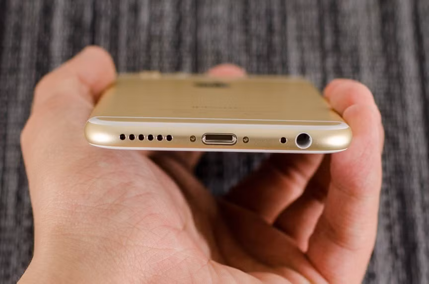  Có microphone mới: Cũng có tin đồn rằng thiết bị mới sẽ có một microphone mới được thêm bên cạnh loa của iPhone cho chất lượng âm thanh tốt hơn.