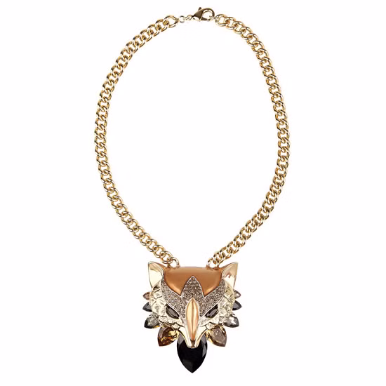 Vòng cổ Roberto Cavalli hình đầu sói trị giá 31 triệu đồng.