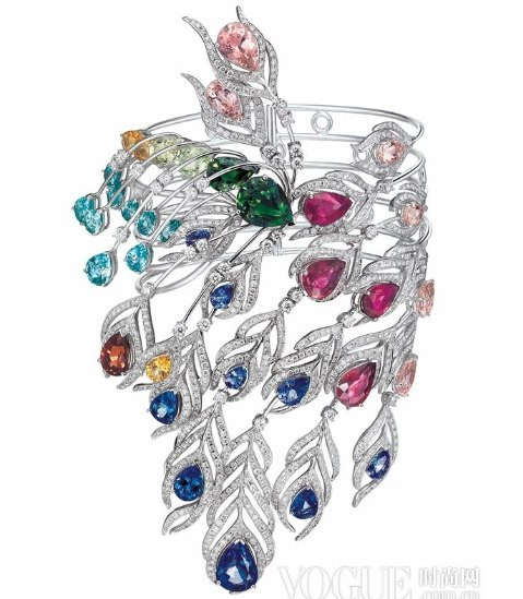 Vòng tay ấn tượng của Chow Tai Fook.