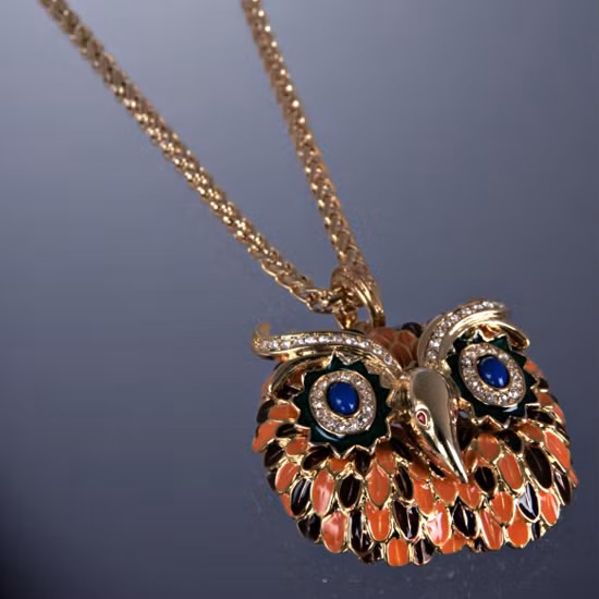 Chiếc vòng cổ Kenneth Jay Lane hình cú màu sắc.