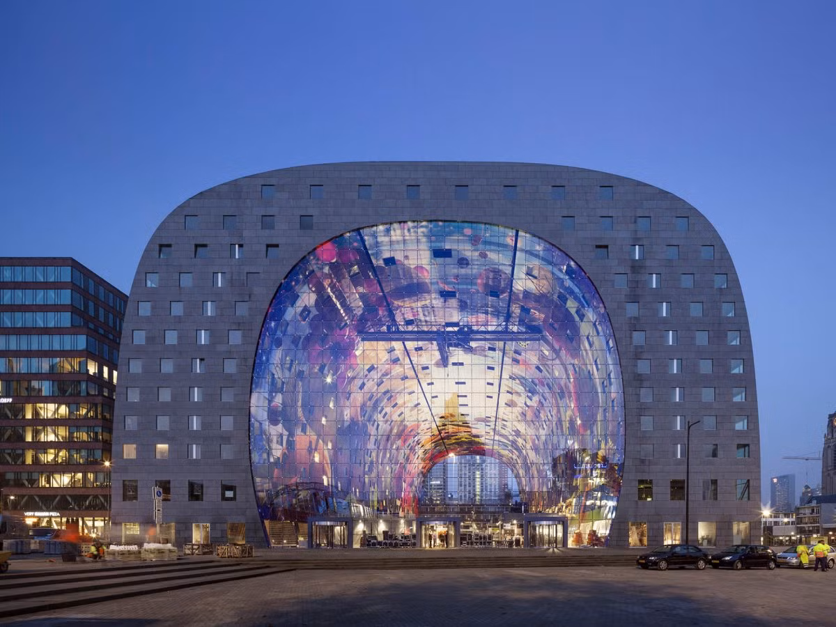 Markthal Rotterdam, trung tâm thương mại mới được mở cửa ở thành phố cảng Rotterdam, Hà Lan. Đây là kiến trúc độc đáo với thiết kế giống hình dáng một chiếc móng ngựa do công ty MVRDV thiết kế.