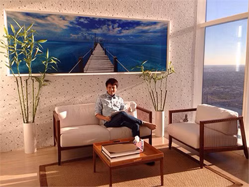 Trump World Tower được thiết kế bởi kiến trúc sư người Hy lạp Costas Kondylis, cao 861 mét, gồm 72 tầng (nhưng con số tầng liệt kê trong thang máy là 90 tầng). Toàn bộ mặt ngoài tòa nhà có kết cấu trụ đồng và kính thủy tinh màu. Căn penthouse xa hoa của vợ chồng tỷ phú Chính Chu được thiết kế đơn giản nhưng vẫn toát lên được vẻ đẹp hiện đại, sang trọng.